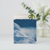 Ein Snowboarder springt Postkarte (Stehend Vorderseite)