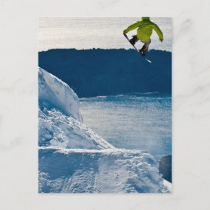 Ein Snowboarder springt Postkarte