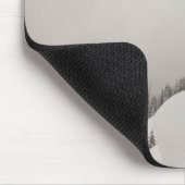 Ein Snowboarder springt von einer Klippe in Puder Mousepad (Ecke)