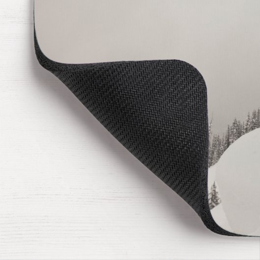 Ein Snowboarder springt von einer Klippe in Puder Mousepad (Ecke)