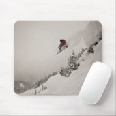 Ein Snowboarder springt von einer Klippe in Puder Mousepad (Mit Mouse)