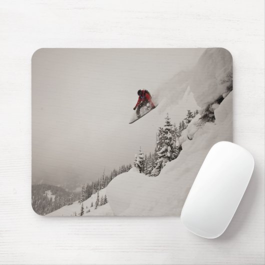 Ein Snowboarder springt von einer Klippe in Puder Mousepad (Mit Mouse)