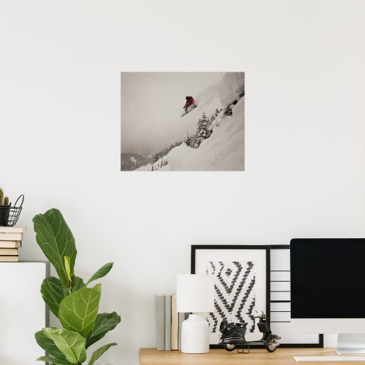 Ein Snowboarder springt von einer Klippe in Puder Poster (Heimbüro)