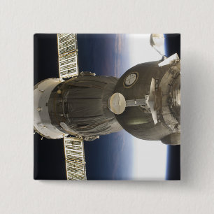 Ein Sojus-Raumfahrzeug, das von der Erde zurückgel Button