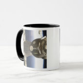 Ein Sojus-Raumfahrzeug, das von der Erde zurückgel Tasse (Vorderseite Links)