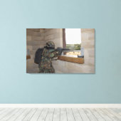 Ein Soldat agiert als Oppositionstruppe Leinwanddruck (Insitu (Holzboden))