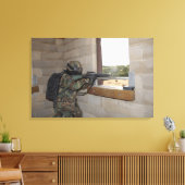 Ein Soldat agiert als Oppositionstruppe Leinwanddruck (Insitu (Wohnzimmer))