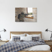 Ein Soldat agiert als Oppositionstruppe Leinwanddruck (Insitu (Schlafzimmer))