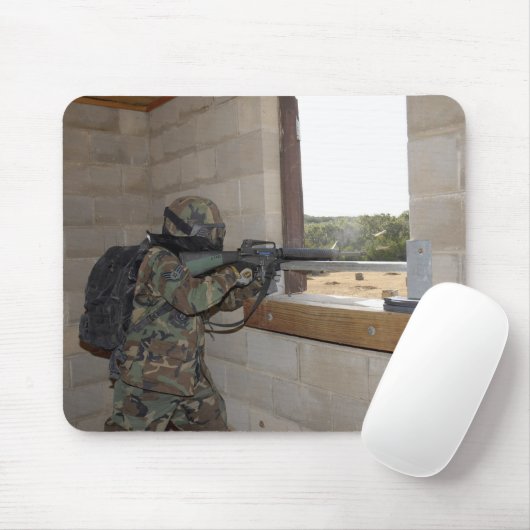 Ein Soldat agiert als Oppositionstruppe Mousepad (Mit Mouse)
