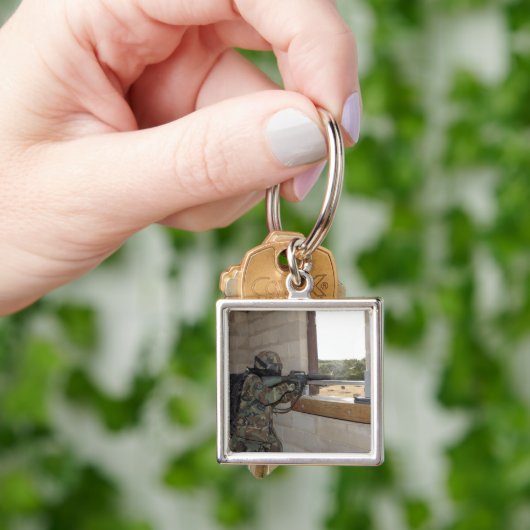 Ein Soldat agiert als Oppositionstruppe Schlüsselanhänger (Hand)