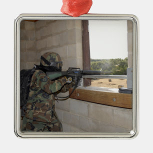 Ein Soldat agiert als Oppositionstruppe Silbernes Ornament