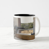 Ein Soldat agiert als Oppositionstruppe Zweifarbige Tasse (VorderseiteRechts)