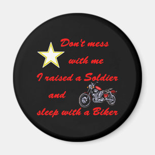 Ein Soldat angehoben und mit einem Biker schlafen Magnet