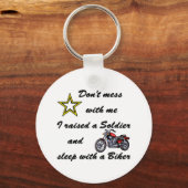 Ein Soldat angehoben und mit einem Biker schlafen Schlüsselanhänger (Vorderseite)