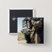 Ein Soldat bietet Sicherheit für Marines Button (Vorne & Hinten)