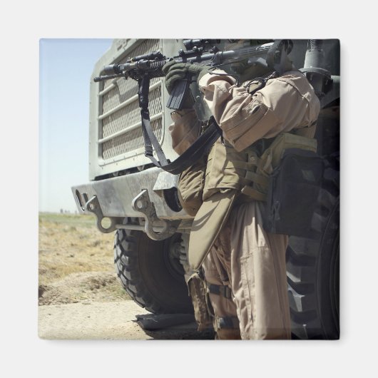 Ein Soldat bietet Sicherheit für Marines Magnet (Vorne)