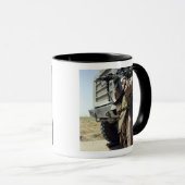 Ein Soldat bietet Sicherheit für Marines Tasse (VorderseiteRechts)