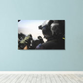 Ein Soldat bietet Sicherheit Leinwanddruck (Insitu (Holzboden))