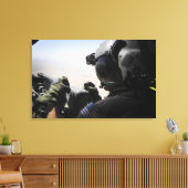 Ein Soldat bietet Sicherheit Leinwanddruck (Insitu (Wohnzimmer))