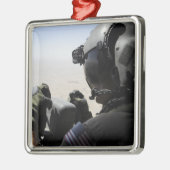 Ein Soldat bietet Sicherheit Silbernes Ornament (Links)