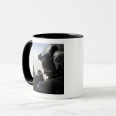 Ein Soldat bietet Sicherheit Tasse (Vorderseite Links)