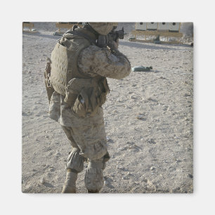 Ein Soldat engagiert sich sein Ziel auf einem Magnet