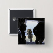 Ein Soldat führt einen Sprung mit statischer Linie Button (Vorne & Hinten)