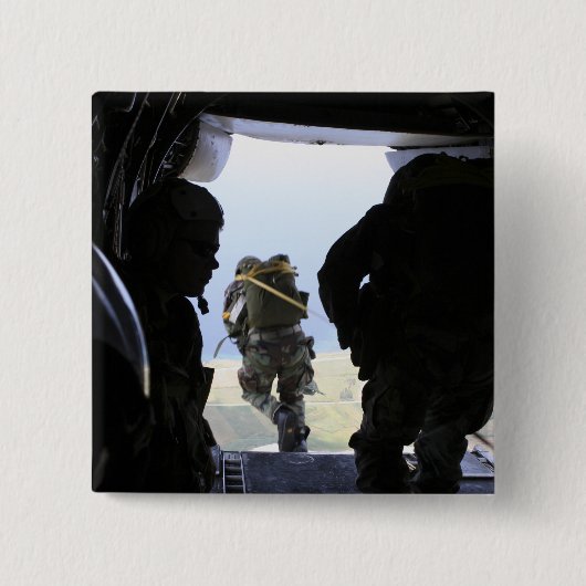 Ein Soldat führt einen Sprung mit statischer Linie Button (Vorderseite)