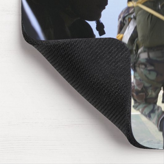 Ein Soldat führt einen Sprung mit statischer Linie Mousepad (Ecke)