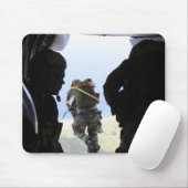 Ein Soldat führt einen Sprung mit statischer Linie Mousepad (Mit Mouse)