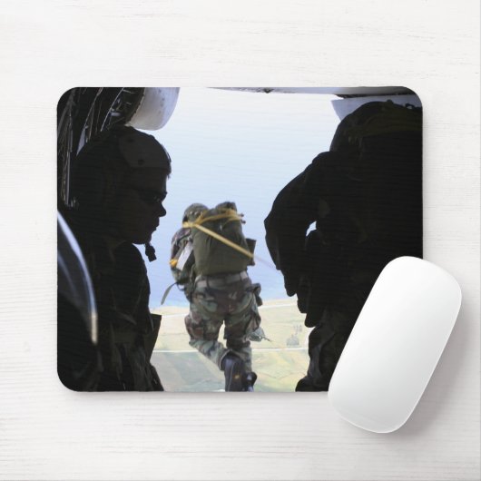 Ein Soldat führt einen Sprung mit statischer Linie Mousepad (Mit Mouse)