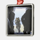 Ein Soldat führt einen Sprung mit statischer Linie Ornament Aus Metall (Links)