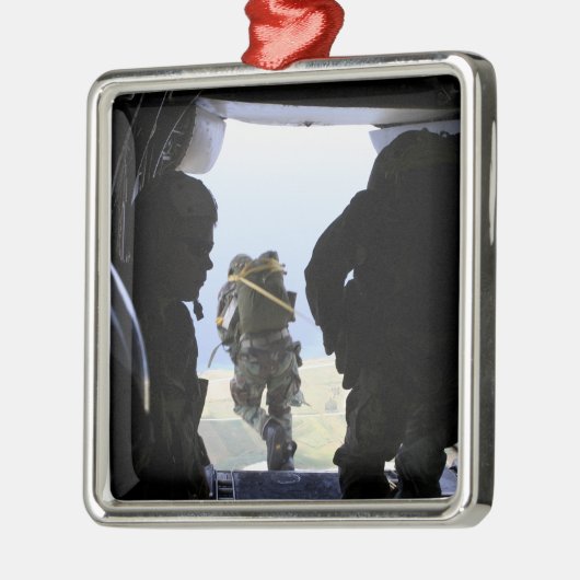 Ein Soldat führt einen Sprung mit statischer Linie Ornament Aus Metall (Links)