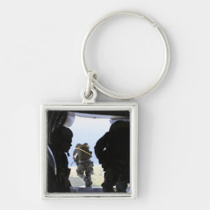 Ein Soldat führt einen Sprung mit statischer Linie Schlüsselanhänger