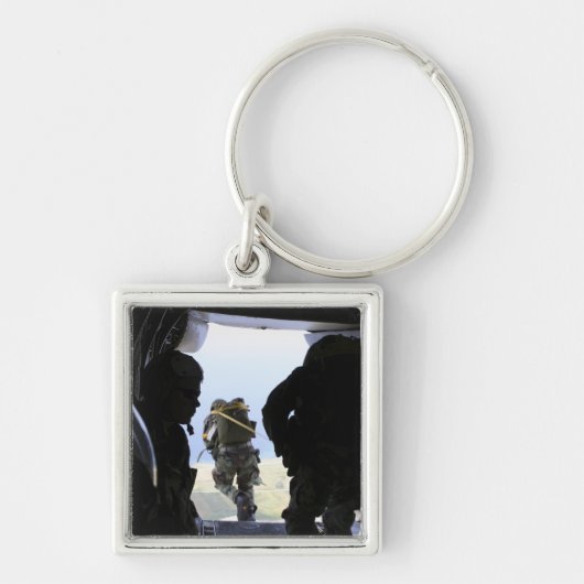 Ein Soldat führt einen Sprung mit statischer Linie Schlüsselanhänger (Vorne)