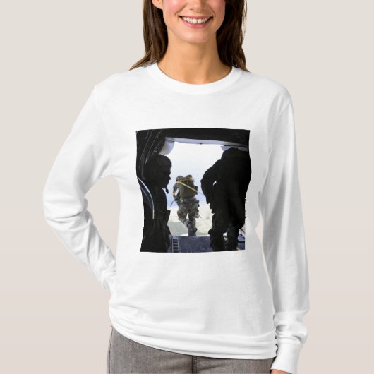 Ein Soldat führt einen Sprung mit statischer Linie T-Shirt (Vorderseite)