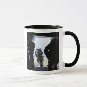 Ein Soldat führt einen Sprung mit statischer Linie Tasse