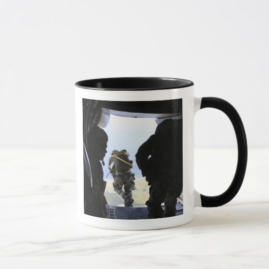 Ein Soldat führt einen Sprung mit statischer Linie Tasse (Rechts)