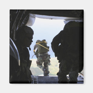 Ein Soldat führt einen StatischLinesprung durch Magnet