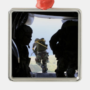 Ein Soldat führt einen StatischLinesprung durch Ornament Aus Metall