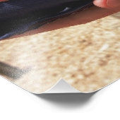 Ein Soldat hält die Flagge der Vereinigten Staaten Fotodruck (Ecke)