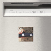 Ein Soldat hält die Flagge der Vereinigten Staaten Magnet (In Situ (Geschirrspüler))
