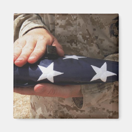 Ein Soldat hält die Flagge der Vereinigten Staaten Magnet (Vorne)