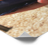 Ein Soldat hält die Flagge der Vereinigten Staaten Poster (Ecke)