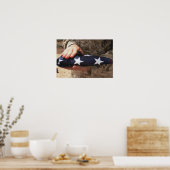 Ein Soldat hält die Flagge der Vereinigten Staaten Poster (Küche)