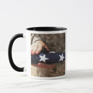 Ein Soldat hält die Flagge der Vereinigten Staaten Tasse