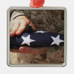 Ein Soldat hält die Staat-Flagge Ornament Aus Metall