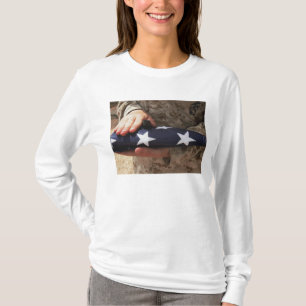 Ein Soldat hält die Staat-Flagge T-Shirt