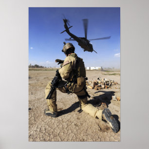 Ein Soldat leitet Sicherheit für ein HH-60 Poster
