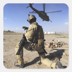Ein Soldat leitet Sicherheit für ein HH-60 Quadratischer Aufkleber